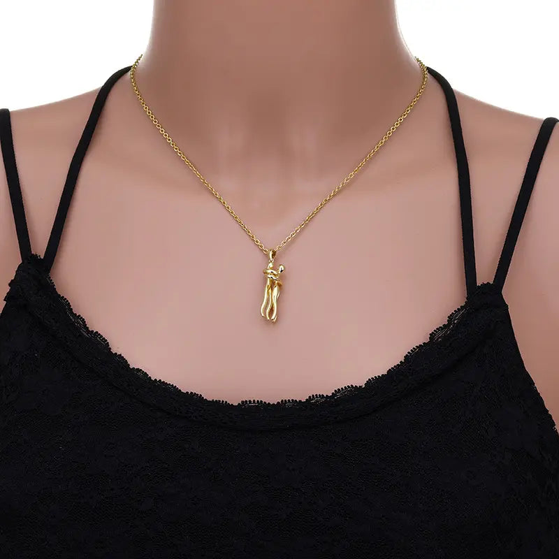 Lănțișorul „Îmbrățișarea Eternă” Placat – Simbolul iubirii care nu se destramă