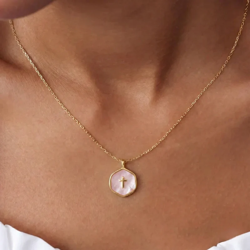 Lantisor Sfant Din Perla Cu Cruce Domnului Nostru Iisus Hristos - Auriu Suflat 14k