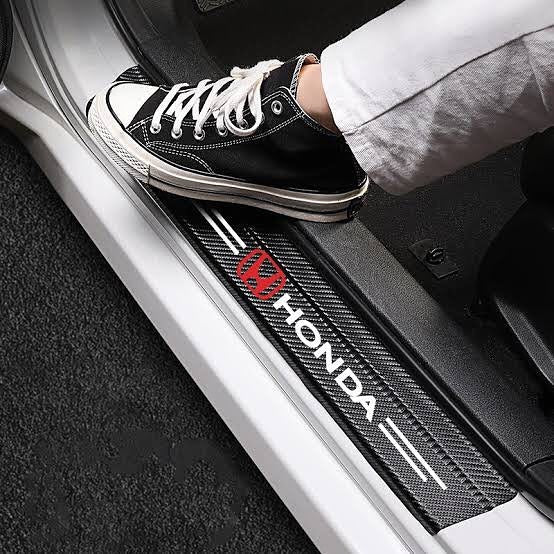 Protecții Praguri Auto cu Logo Marcă – Set 4 Bucăți | Carbon Look | Protecție & Stil