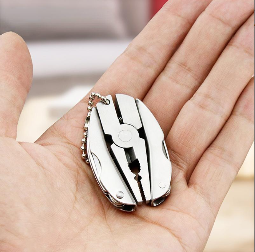 Clește Multifuncțional Pliabil Tip Breloc – 7-în-1 | Compact, Rezistent & Mereu la Îndemână