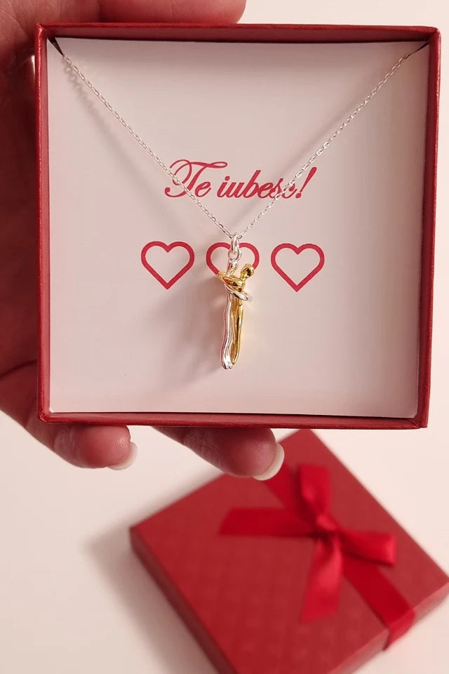 Lănțișorul „Îmbrățișarea Eternă” Placat – Simbolul iubirii care nu se destramă