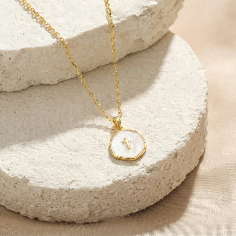 Lantisor Sfant Din Perla Cu Cruce Domnului Nostru Iisus Hristos - Auriu Suflat 14k